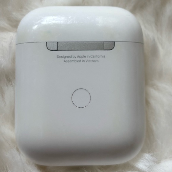 AirPods 2nd Gen Wireless Earbuds with Charging Case and Cable - Picture 3 of 12